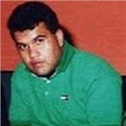 Profesor de Computacion imparte clases sobre los principios básicos de las redes de computadores